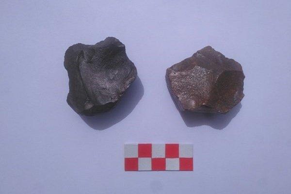 کشف چند قطعه تراشه و سنگ مادر مربوط به دوره پارینه سنگی در تیس