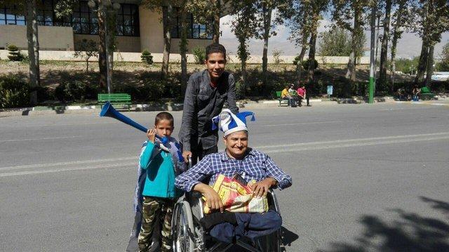 2 طرفدار معلول از عشق پرسپولیس و استقلال و تماشای داربی می گویند