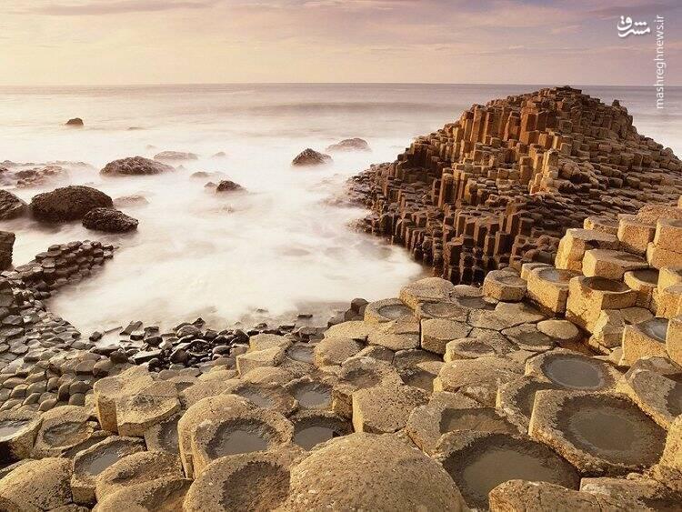 ساحل سنگی زیبا در ایرلند