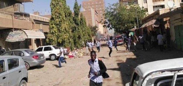 پلیس سودان به سمت تظاهرکنندگان گاز اشک آور شلیک کرد