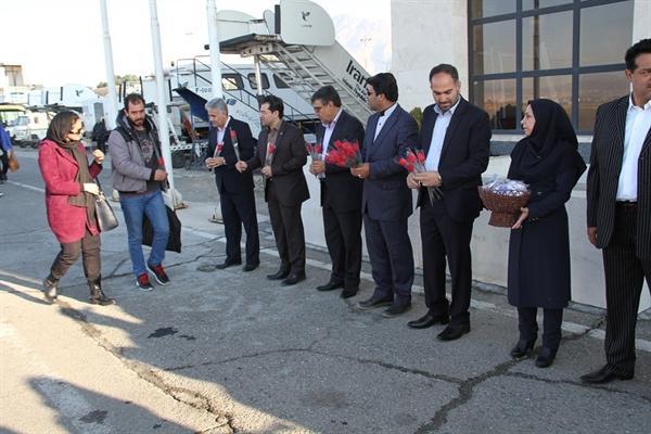 استقبال از اولین مسافران نوروزی در فرودگاه کرمانشاه