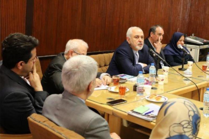 ظریف با اساتید دانشکده حقوق و علوم سیاسی دانشگاه تهران دیدار کرد، عکس