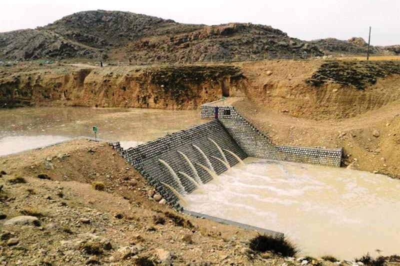 ذخیره آب در کویر دامغان با بندهای خاکی