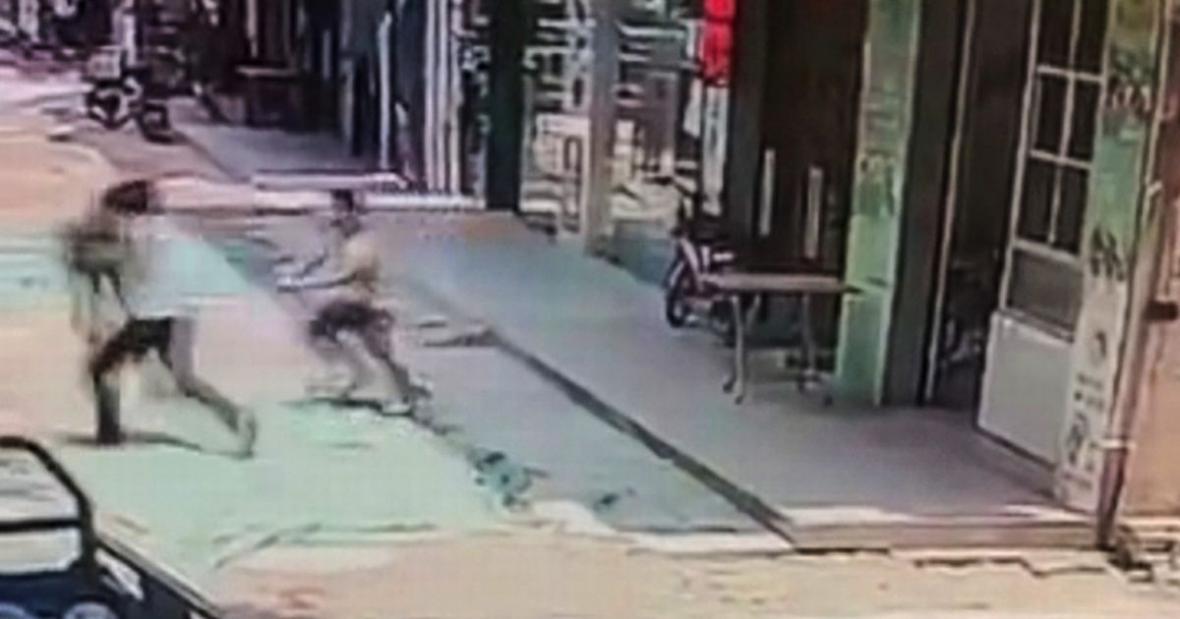 لحظه ربوده شدن کودک در مقابل رستوران پدرش فیلم لحظه ربوده شدن کودک در مقابل رستوران پدرش
