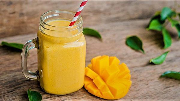 طرز تهیه یک نوشیدنی خنک و خوشمزه با انبه طرز تهیه یک نوشیدنی خنک و خوشمزه با انبه