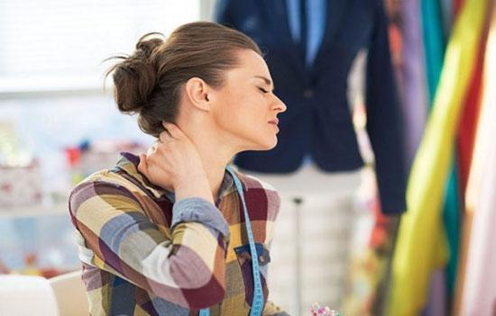 علل سفتی و خشکی گردن و درمان های خانگی آن علل سفتی و خشکی گردن و درمان های خانگی آن