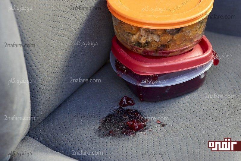 لکه های غذا رو چطور از روی صندلی خودرو پاک کنیم؟