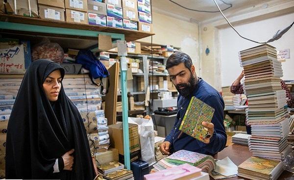 کارآفرینی زوج اردیبهشتی دفترفروش، خانم چادری و همسرش که هدایای عروسی را صرف کار فرهنگی کردند