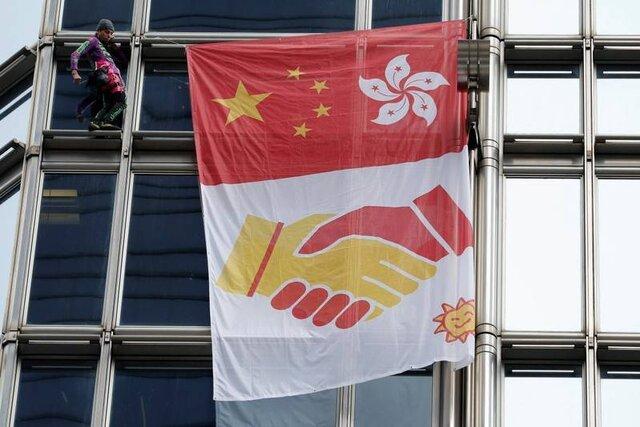 اهتزاز پرچم سازش توسط اسپایدرمن فرانسوی بر روی برج هنگ کنگ