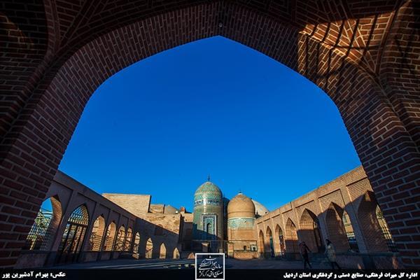 سامان دهی تابلوهای مغازه ها در حریم بقعه شیخ صفی الدین اردبیلی