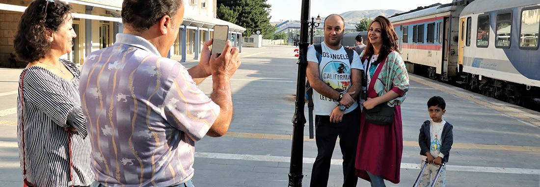 تصاویر اولین مسافران ایرانی قطار تهران &ndash وان پس از ورود به ترکیه ، قطاری که پس از 8 سال توقف دوباره راه اندازی شد