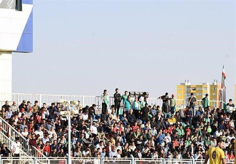 حاشیه دیدار ماشین سازی - استقلال، تجمع 150 تماشاگر در مقابل استادیوم