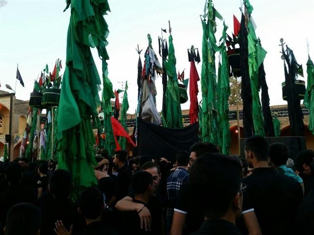 علم برداری سنت دیرینه مهریزی ها در دهه اول محرم است