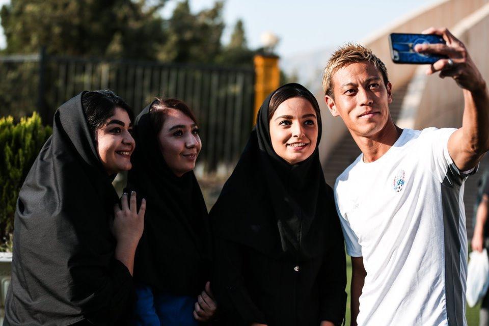 سلفی مربی کامبوج با دختران ایرانی، عکس