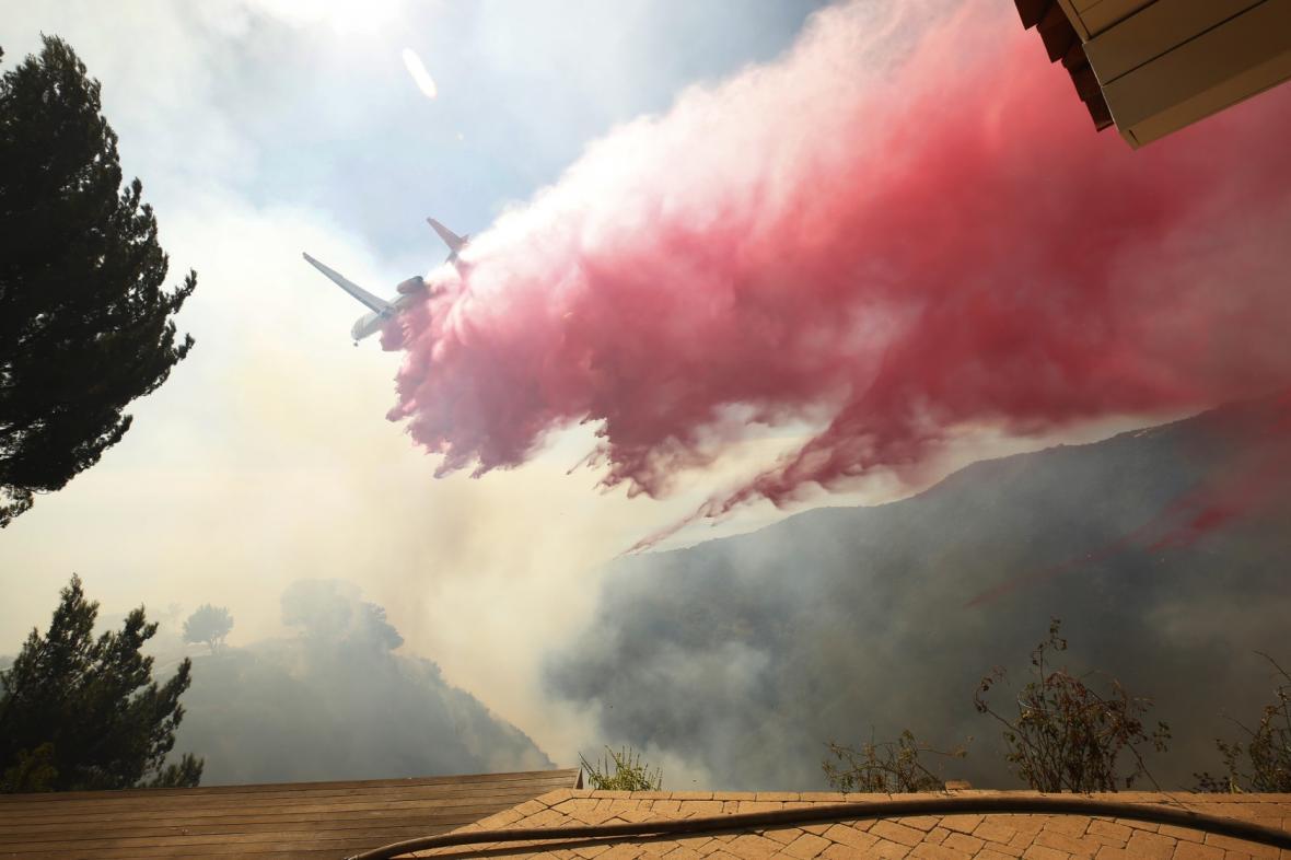 آتش سوزی کالیفرنیای آمریکا: هزاران نفر آواره، یک میلیون نفر در خاموشی (