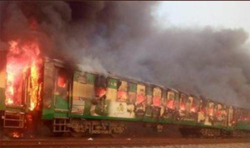 46 کشته در آتش سوزی قطار در پاکستان (