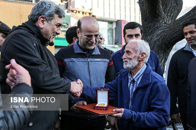 تقدیر شهردار تهران از راننده تاکسی امانت داری که 70هزار یورو تقدیر شهردار تهران از راننده تاکسی امانت داری که 70 هزار یورو را به گردشگران برگرداند
