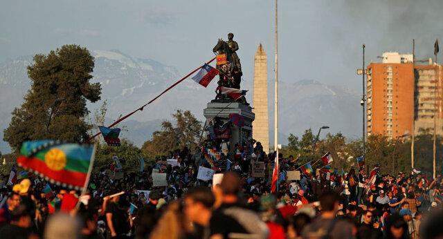 پلیس شیلی علیه معترضان از گاز اشک آور استفاده کرد