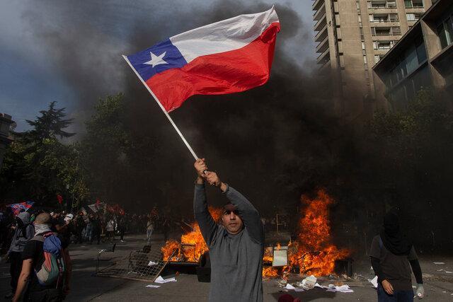 اعتراضات دانشجویان در شیلی به امید تغییر ادامه دارد
