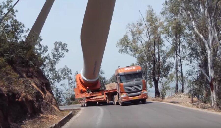فیلم، پره های غول پیکر توربین بادی در پیج و خم کوهستان