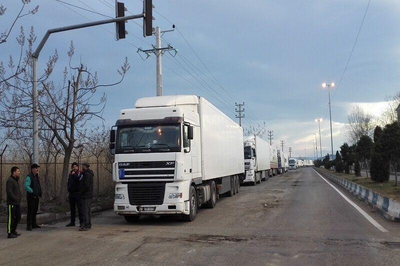 خبرنگاران معطلی چند روزه کامیون ها در مرز آستارا