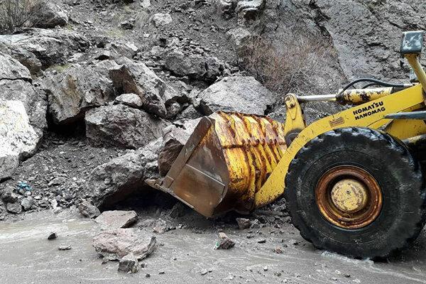 فیلم ، حضور پلیس و نیروهای امدادی در محل ریزش کوه در جاده چالوس