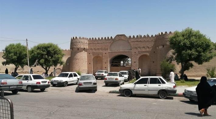ایجاد غرفه در حریم قلعه ناصری ایرانشهر غیرقانونی است