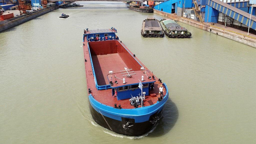 خبرنگاران چین کشتی برقی ساخت داخل را به آب انداخت