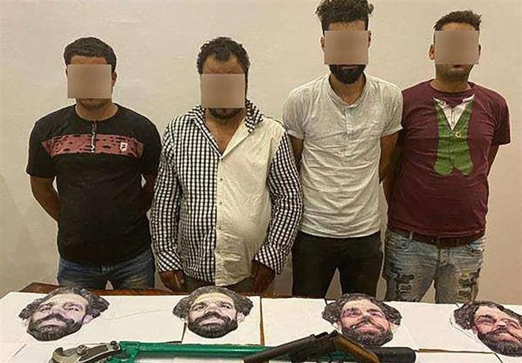 (عکس) زورگیری های خشن 4 مرد با ماسک محمد صلاح! (عکس) زورگیری های خشن 4 مرد با ماسک محمد صلاح!