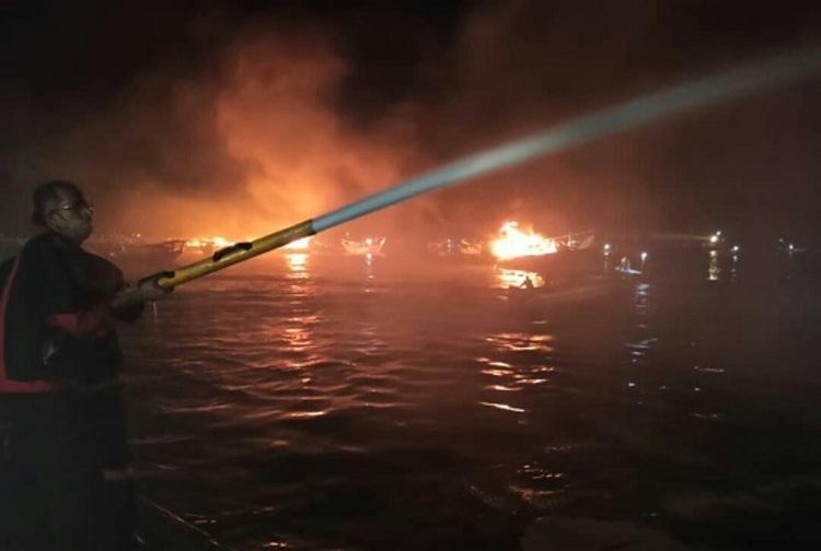 آتش سوزی 7 لنج در بندرکنگ در هرمزگان جزییات آتش سوزی 7 لنج در بندرکنگ در هرمزگان