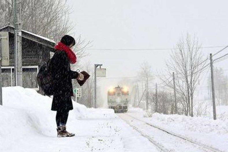چرا یک قطار در ژاپن فقط برای یک دانش آموز حرکت می کند؟ حقیقت ماجرای ایستگاه Kami-Shirataki