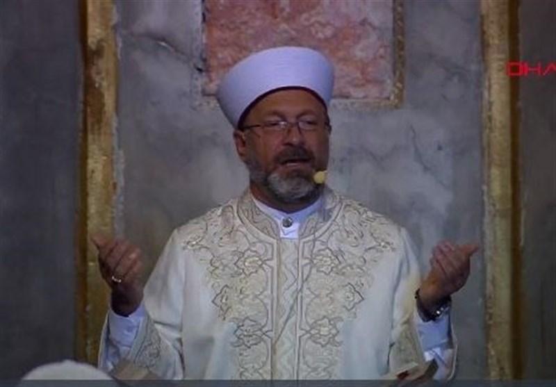 اقامه نماز جمعه در مسجد ایاصوفیه با تکیه خطیب بر شمشیر عکس اقامه نماز آدینه در مسجد ایاصوفیه با تکیه خطیب بر شمشیر