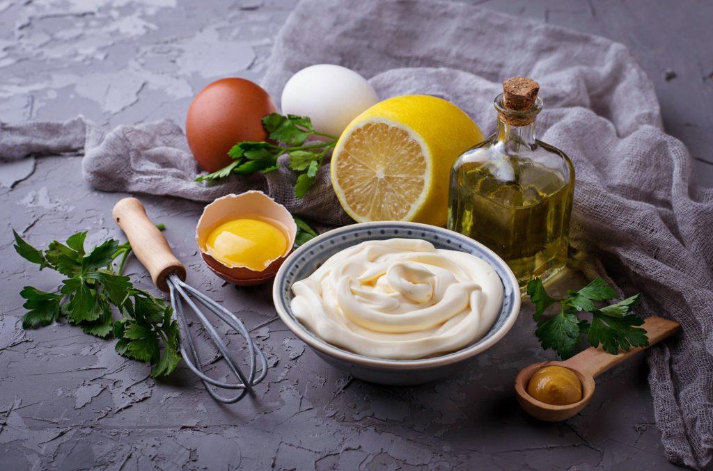 2 طرز تهیه و ترفندهای سس مایونز با تخم مرغ و بدون تخم مرغ 2 طرز تهیه و ترفندهای سس مایونز با تخم مرغ و بدون تخم مرغ با طعم کارخانه ای
