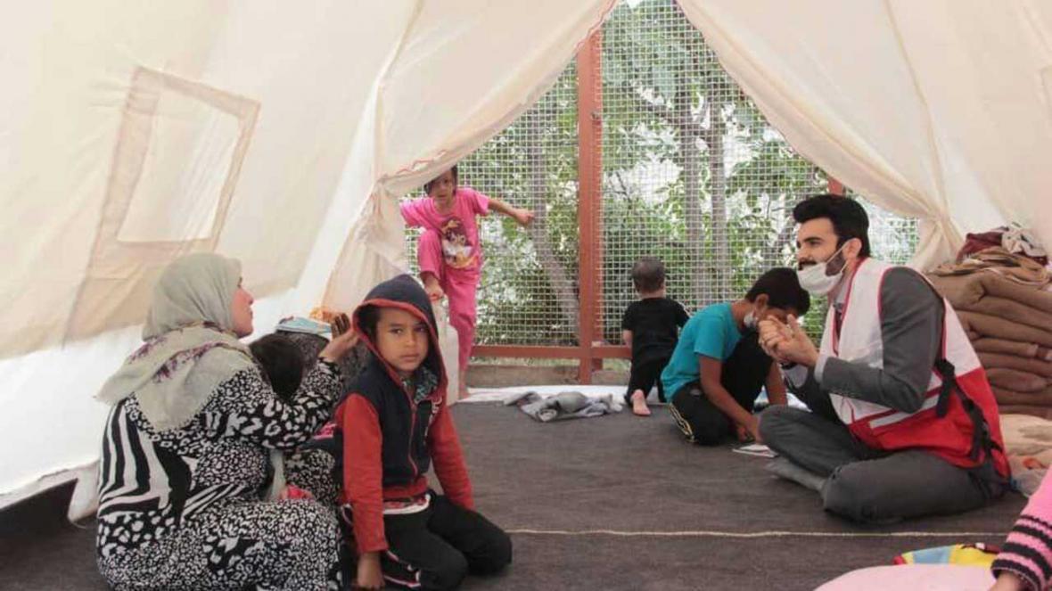 استقرار گروه های بهداشت و درمان در مناطق زلزله زده رامیان