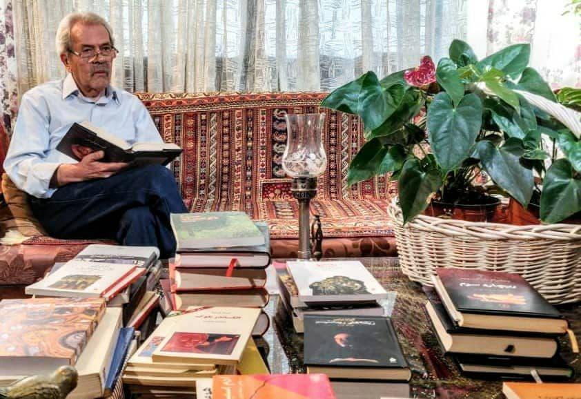 لذت نوشتن، شاعرانگی در ترجمه در شبکه 4 حکایت می شود لذت نوشتن، شاعرانگی در ترجمه در شبکه 4 حکایت می گردد