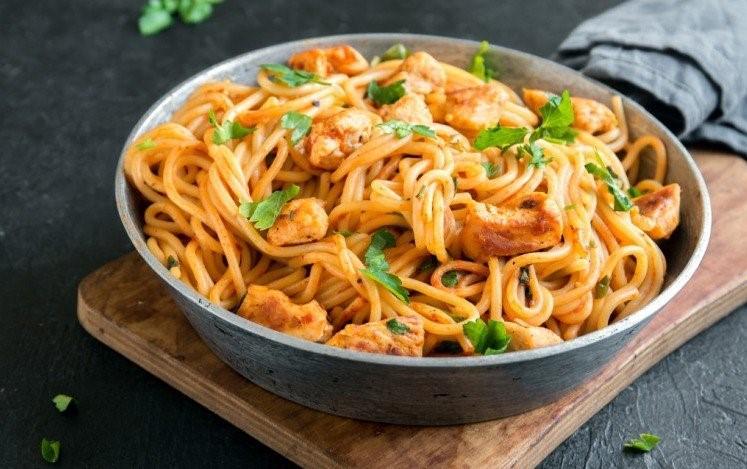 دستور تهیه ماکارونی با مرغ خانگی مرحله به مرحله دستور تهیه ماکارونی با مرغ خانگی مرحله به مرحله