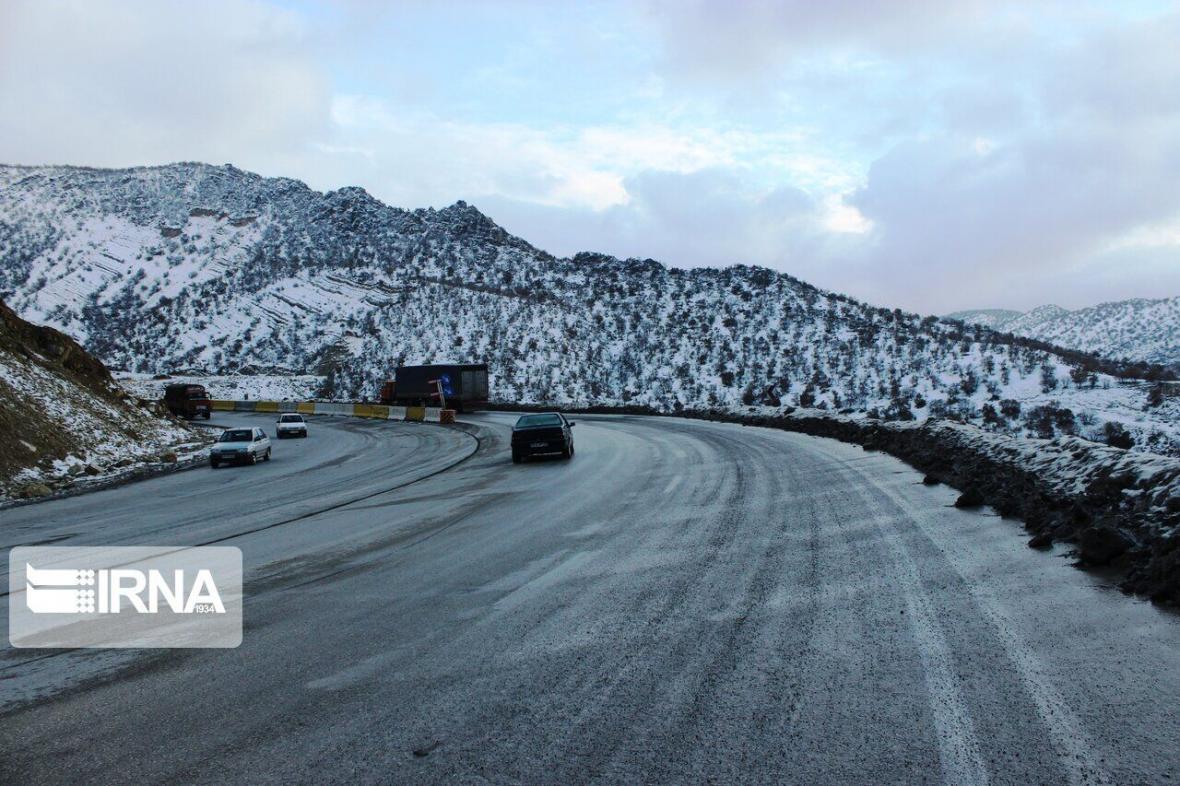 خبرنگاران بارش برف و باران جاده های کردستان را لغزنده کرده خبرنگاران بارش برف و باران جاده های کردستان را لغزنده نموده است