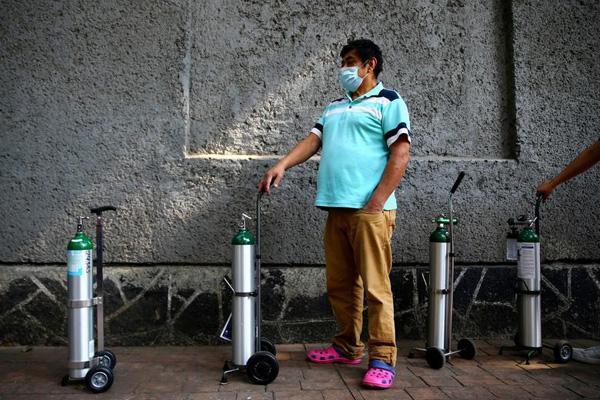 عذرخواهی نخست وزیری که ماسک نزد ، صف پر کردن کپسول اکسیژن برای بیماران کرونایی (تصاویر)