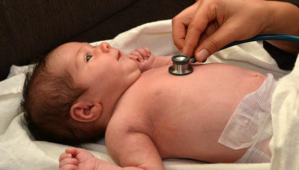 آبسه پستان نوزاد در بدو تولد به چه دلیل است؟