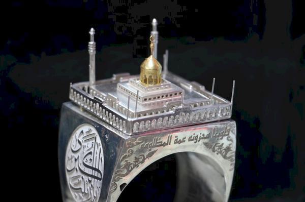 عکس، ساخت ماکت حرم حضرت زینب (س) بر روی انگشتر توسط هنرمند عکس، ساخت ماکت حرم حضرت زینب (س) بر روی انگشتر توسط هنرمند قمی