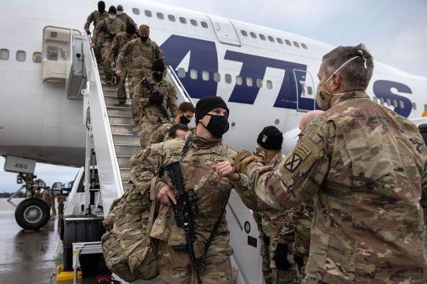 نظامیان آمریکا همراه با نیرو های ناتو از افغانستان خارج می شوند خبرنگاران