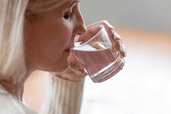 هنگام غذا خوردن آب نخورید