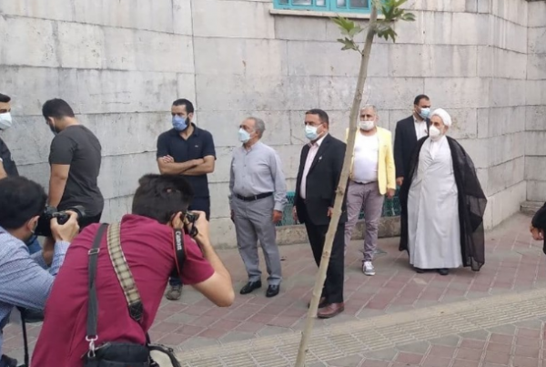 حضور مردم در شعب اخذ رای پیش از شروع رای گیری