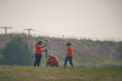 جست وجو در دهکده دلماس، ساسکاچوان در مکان قبلی مدرسه شبانه روزی بومیان این منطقه برای یافتن گورهای بی نشان در حال اجرا است.
