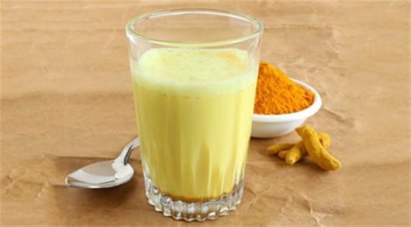 فواید خوردن شیر زردچوبه فواید خوردن شیر زردچوبه