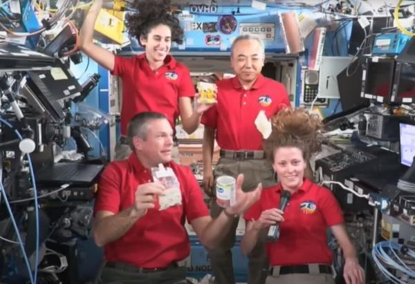 جشن گرفتن یاسمین مقبلی و دیگر فضانوردان در ایستگاه فضایی، عکس