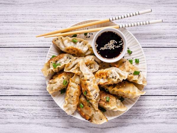طرز تهیه پیراشکی گوشت جیائوزی به روش ژاپنی با سس مخصوص طرز تهیه پیراشکی گوشت جیائوزی به روش ژاپنی با سس مخصوص