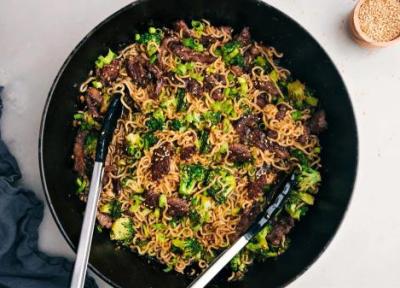 طرز تهیه نودل گوشت خوشمزه و آسان با سس هویسین خانگی